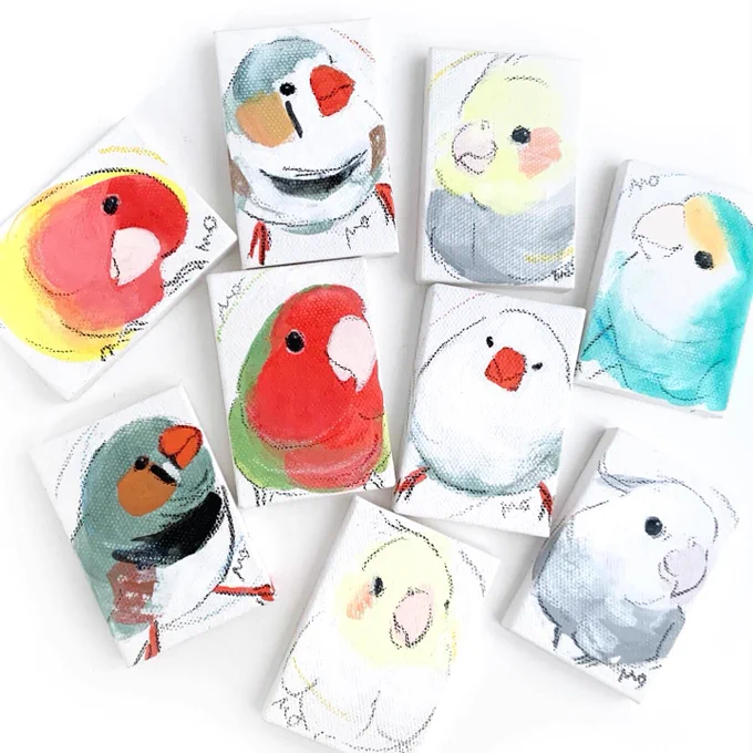 新作ミニ原画!キンカチョウさん、オカメインコさん、コザクラインコさんを描きました。それぞれ3種類ずつ、9点の新作ミニ原画が加わりました。 \いよいよ明日から/ 4/25(木)〜広島・福屋八丁堀本店での #小鳥のアートフェスタ in 広島にて