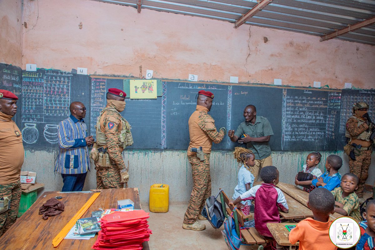 #Cascades Le @CapitaineIb226 ,enseignant d’une matinée à l’Ecole « B » de Péni. Au programme,un cours sur les valeurs de citoyenneté,de solidarité et un appel au travail et au respect des parents.« Restez disciplinés,sages et soyez de bons citoyens »,a conseillé le Chef de l’Etat