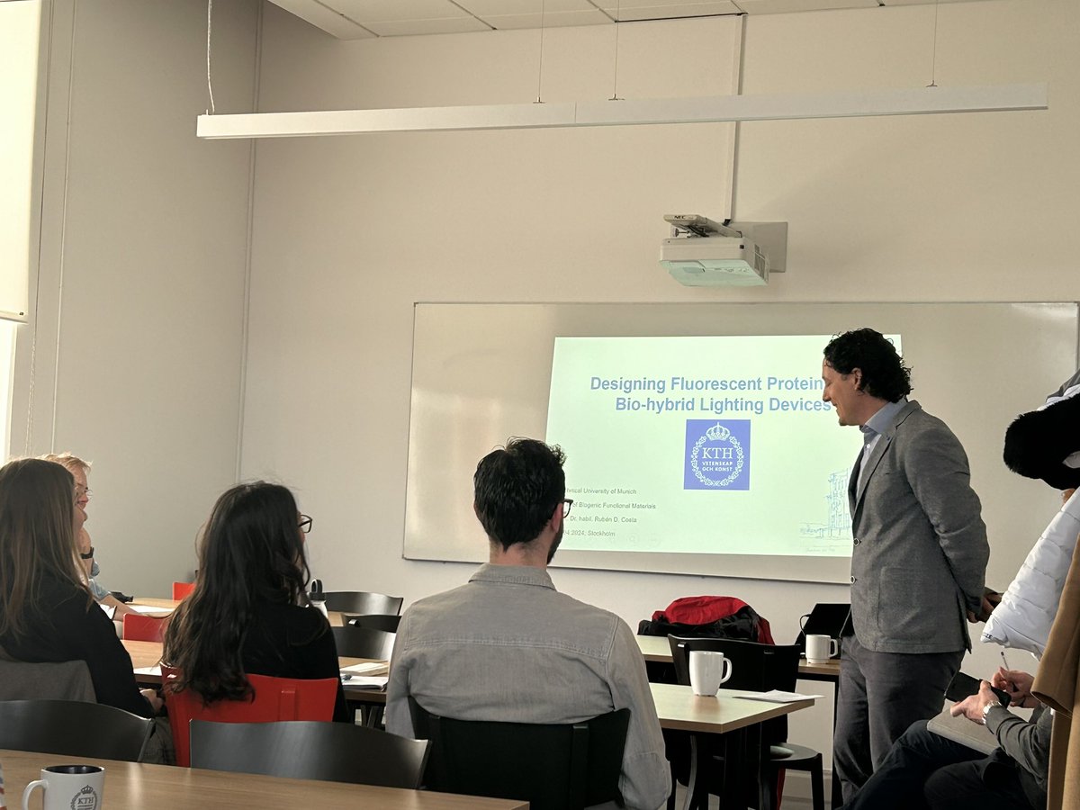 A pleasure to host Rubén Costa @BfmTum in our department seminars on Chemistry @KTHuniversity talking about designing lighting devices through protein engineering and supramolecular chemistry. 🧪 thanks to @acesuecia for bringing Rubén to Sweden! @FundacionAreces