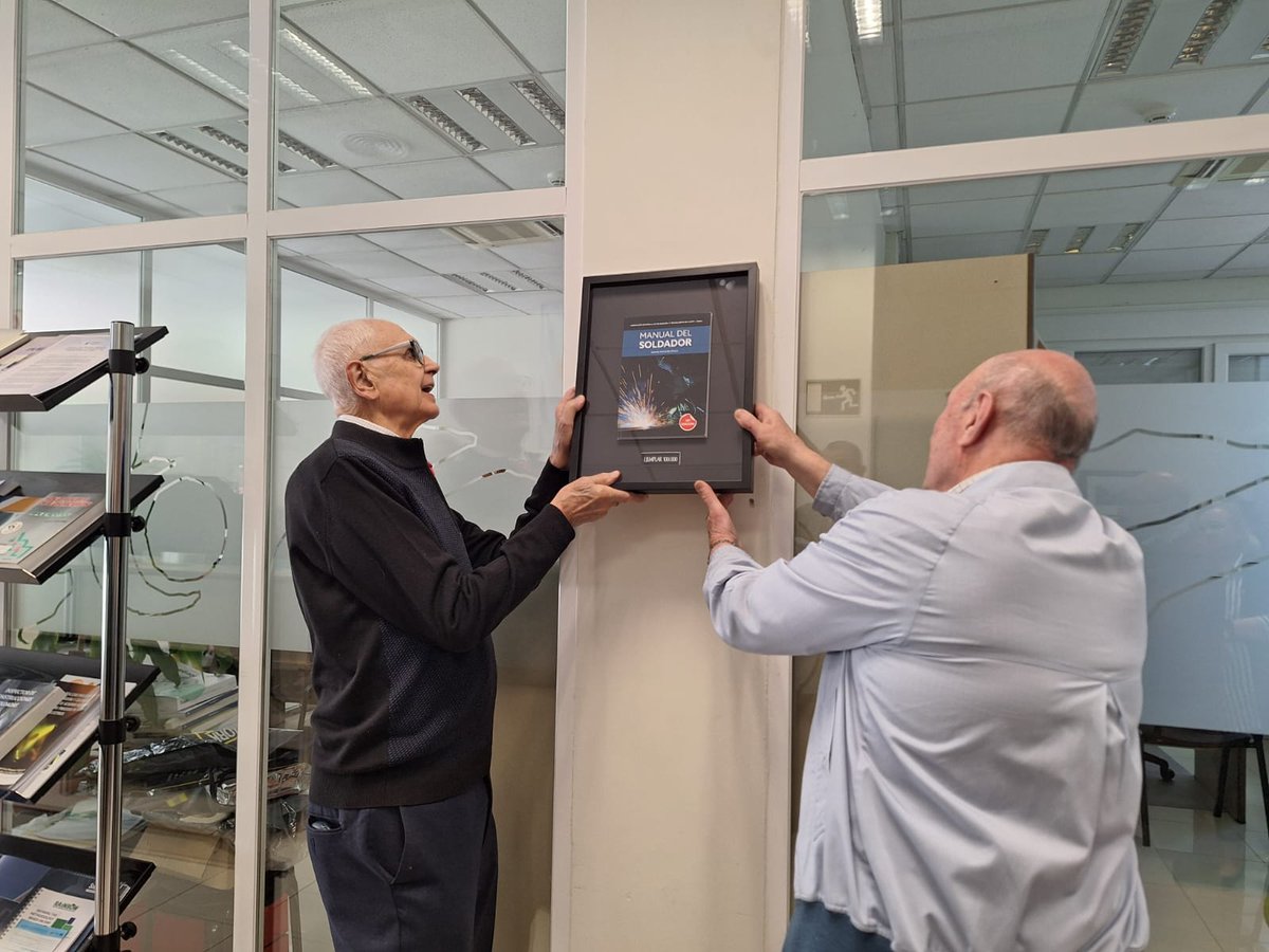 Ayer hemos celebrado en CESOL un acto en conmemoración a la 100.000 edición del Manual del Soldador al que acudieron amigos de la asociación y también contamos con la sublime presencia de Germán Hernández Riesco, ideólogo y principal impulsor del Manual del Soldador.