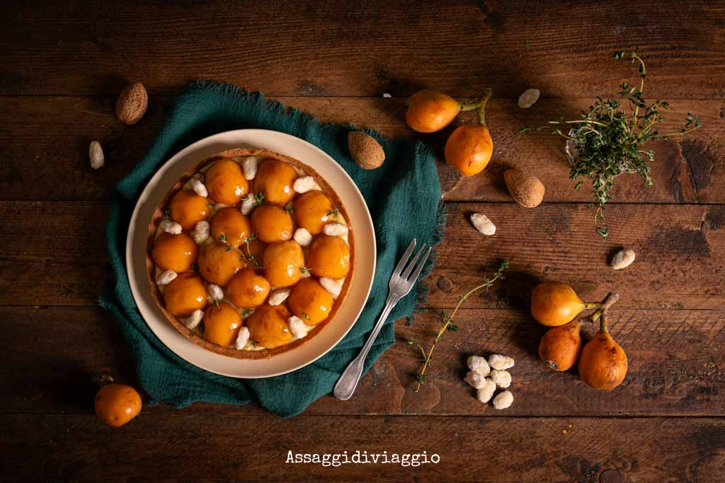 Assaggidiviaggi's tweet photo. Questa #crostata di #Knam con frolla alle mandorle, crema pasticcera e #nespole oltre a mandorle sabbiate e maggiorana ci ha incuriosito e poi sorpreso.
È un #dolce semplice, fresco e primaverile.
La #ricetta la trovate qui:
https://t.co/i7Z0FjWjui https://t.co/yRNmUw7Q90