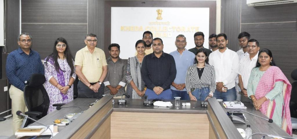 આજે ખેડા જિલ્લા ચૂંટણી અધિકારીશ્રીની અધ્યક્ષતામાં જિલ્લાના સુપ્રસિદ્ધ સોશિયલ મીડિયા ઇન્ફલુએન્સરની મિટિંગ કરી. તેમના સોશિયલ મડિયા એકાઉન્ટમાં મતદાન જાગૃતિના  મેસેજ,વિડિયો,ઓડિયો પ્રસારણ કરી,મતદાન દિવસે અચૂક મતદાન કરવા મતદારોને અપીલ કરશે. <a href="/CEOGujarat/">Chief Electoral Officer, Gujarat</a> <a href="/collectorkheda/">Collector Kheda</a> <a href="/SpokespersonECI/">Spokesperson ECI</a>