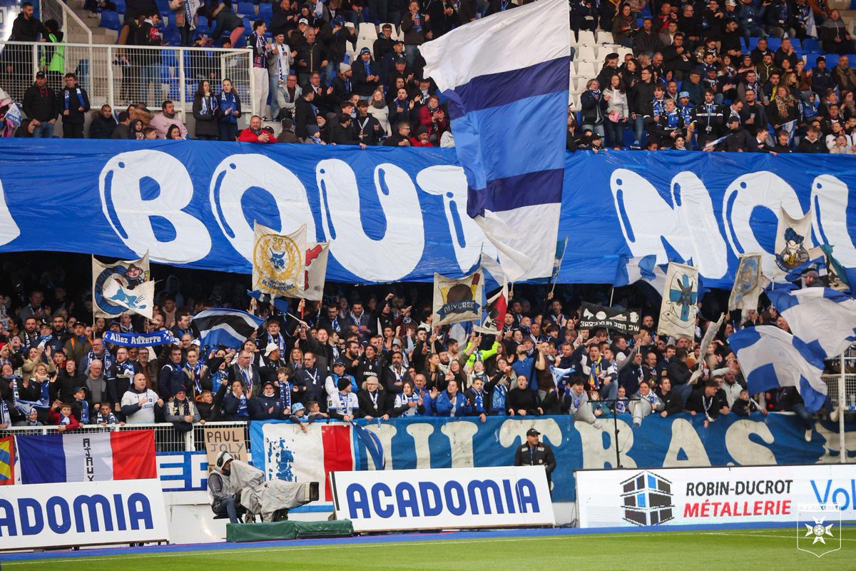 𝐔𝐧 𝐢𝐦𝐦𝐞𝐧𝐬𝐞 𝐦𝐞𝐫𝐜𝐢 𝐚̀ 𝐯𝐨𝐮𝐬 d'avoir été présents hier face au @stadelavallois ! Votre énergie, vos encouragements et votre passion sont notre moteur 💙🤍 Avec 16 698 supporters, l'AJA réalise la 3️⃣ème meilleure affluence de la saison 🔥 #TeamAJA #AJALAVAL