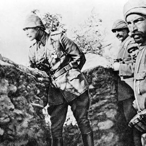 Atatürk'ün Çanakkale Savaşı'nda siperde çekilen fotoğrafı, aynı yerde yapılan anıtla ölümsüzleştirildi.