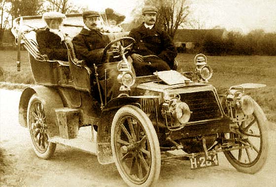 24.04.1901 r. - w Stanach Zjednoczonych zostają oficjalnie wprowadzone tablice rejestracyjne pojazdów mechanicznych. Pierwszym miastem, który je wprowadził, był Nowy Jork.