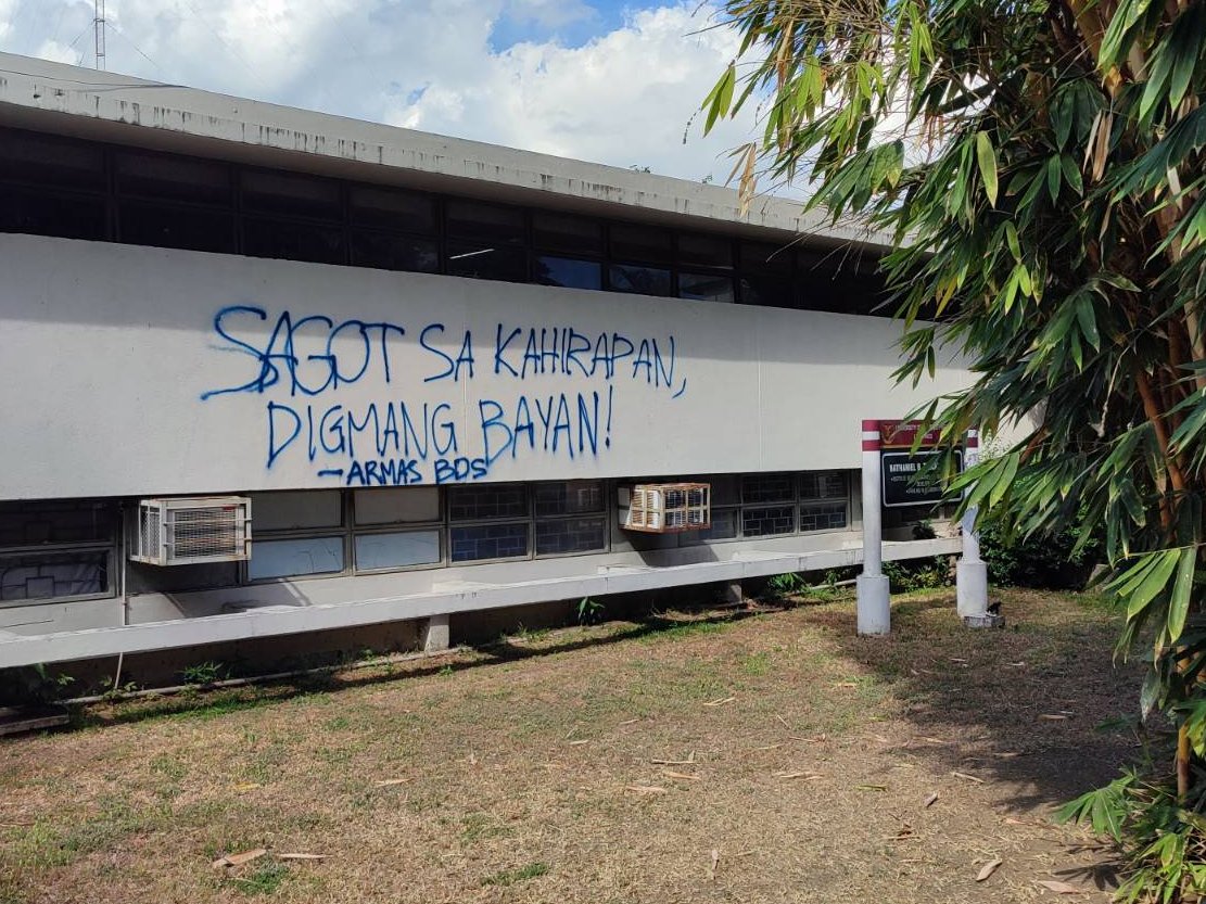 uplbperspective's tweet photo. TINGNAN: Namataan sa iba't ibang parte ng University of the Philippines Los Baños (UPLB) campus ang mga pinta at stickers mula sa Kabataang Makabayan Timog Katagalugan (KM-TK) at Artista at Manunulat para sa Bayan (ARMAS).

#ResumePeaceTalks
#RevolutionariesNotTerrorists https://t.co/2mHBP9gH0D