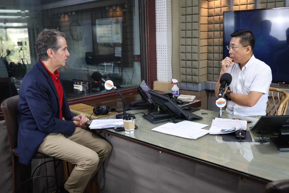During his 1st visit to #IloiloCity, @USAID MD Washburn appeared in @aksyonradyoilo where he talked about USAID’s strong commitment to the city’s growth. @USAID currently implements a number of projects that help strengthen the city's economic competitiveness and resilience.