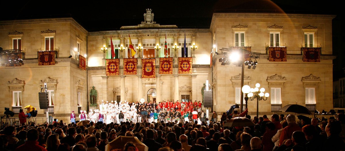 ¡Celebra el día de San Prudencio en Vitoria-Gasteiz!

En su víspera, los alaveses organizan la popular 'retreta' y una tamborrada que pasa por las calles de la ciudad.

🔗ow.ly/wBkH50RkTvP

#VisitEuskadi #SanPrudencio