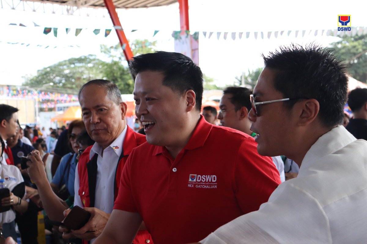 President Ferdinand R. Marcos Jr., together with Department of Social Welfare and Development (DSWD) Secretary @rex_gatchalian, led the distribution of various government assistance to El Niño-affected beneficiaries in the Municipality of San Jose, Occidental Mindoro on Tuesday