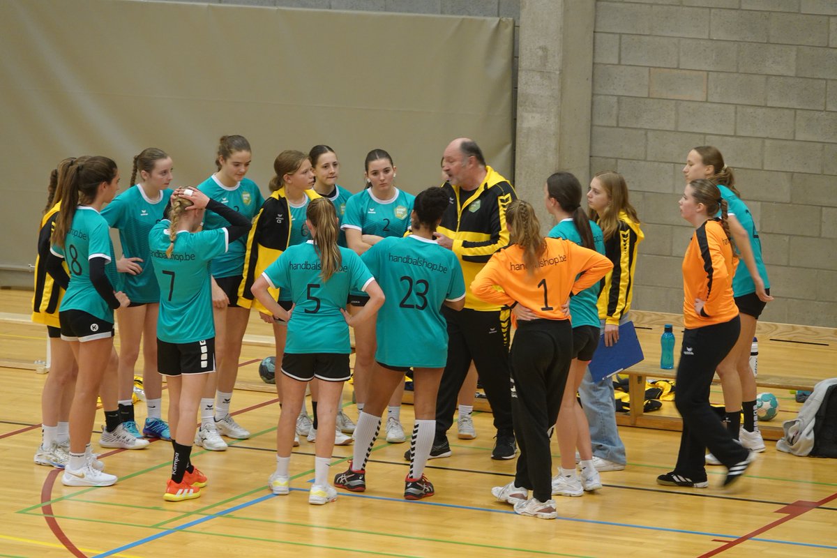 Vanaf seizoen 2024-2025 starten we binnen de VHV ook met M14 en J14 selecties binnen de nieuwe Hub werking.
Hiervoor zijn we nog op zoek naar enkele bekwame en gemotiveerde trainers.
De volledige vacature is te vinden via: handbal.be/nl/vacatures