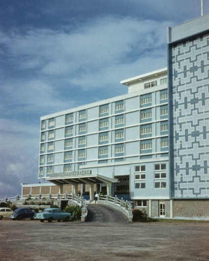 Cars parked outside the Federal Palace Hotel overlooking Lagos Lagoon on Victoria Island, Lagos Circa:1965. Photo Credit: by Paul Popper/Popperfoto via Getty Images Fun fact: The declaration of Nigeria's independence was signed at the Federal Palace Hotel. #ASIRIMagazine