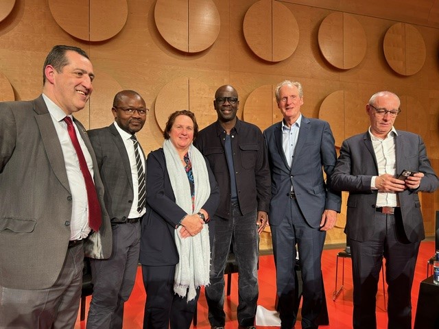 Auseinandersetzung mit Rassismus & was dagegen getan werden kann: Lilian #Thuram, ehemaliger französischer Rekordnationalspieler, hat gestern sein #Buch „Das weiße Denken“ in #Stuttgart vorgestellt. Heute gehen rund 200 Schülerinnen & Schüler mit dem Autor in den Austausch. #twlz