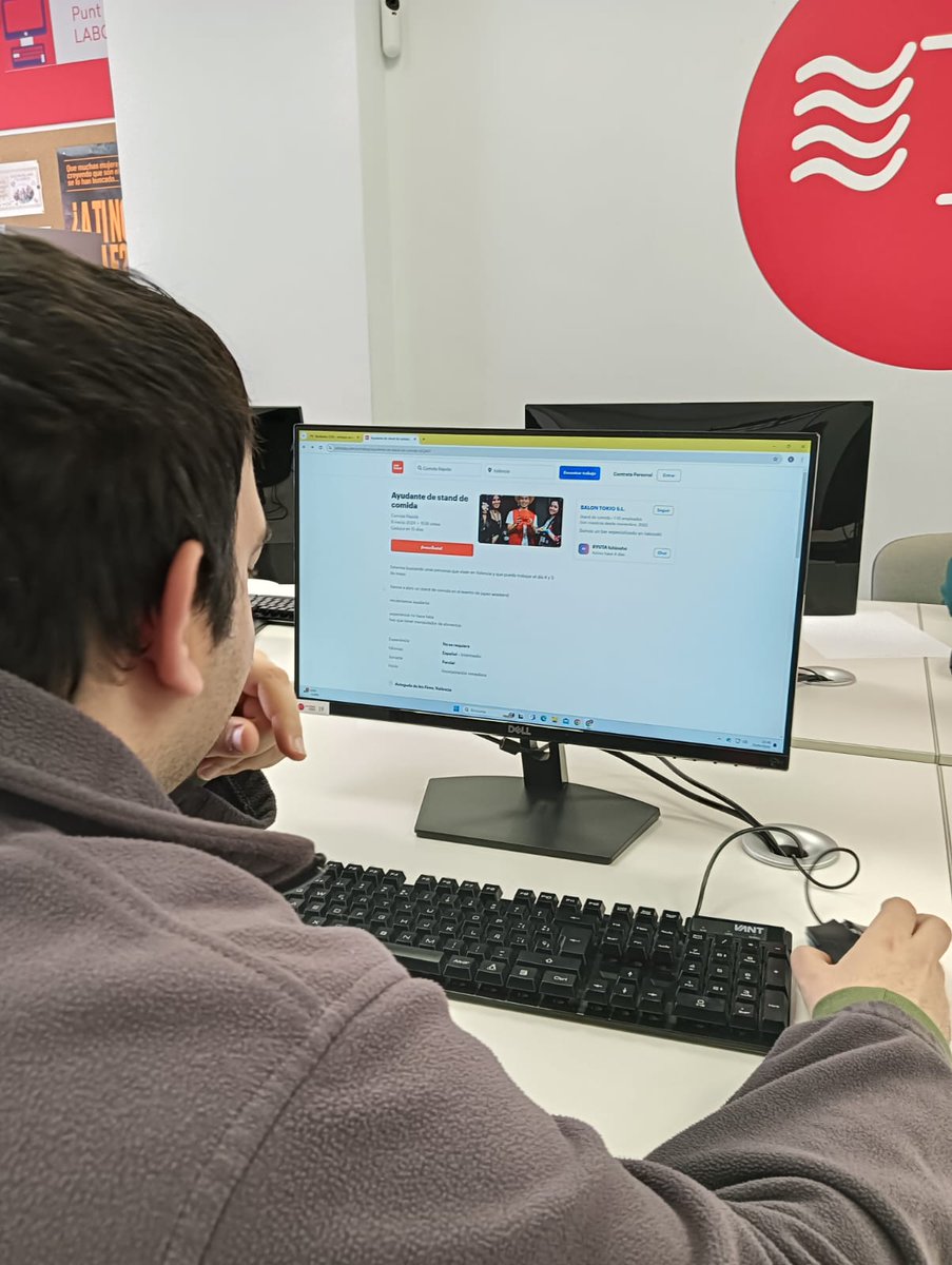 Las personas 🧑‍🦰participantes de #Laruta hacen uso del telecentro 🧑‍💻de #RedEspaiTic #LaComa para realizar la búsqueda 🔍activa de empleo subiendo sus currículums 📑 a diferentes plataformas 🛜 ¡Mucha suerte a todas! 🤞🥠 💪
#ConvocatoriasProyectosSociales
 #FundaciónlaCaixa