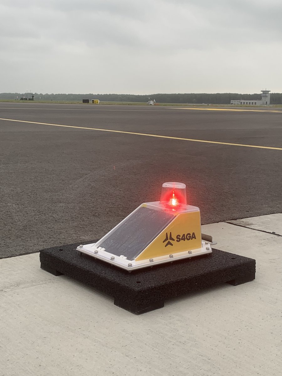 s4gacompany's tweet image. In the search for temporary AGL solutions, battery-powered runway lights are a common find. 🕑Our SP-102S lighting unit lasts 2-3 times longer than similar lights 🌞 Integrated Solar Panel for extended autonomy #AGLSolutions #TemporaryLighting #PortableLights #BatteryPowered