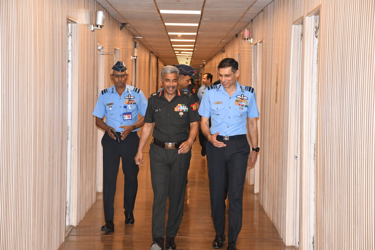 On 19 Apr, Lt Gen MK Katiyar GOC-in-C @westerncomd_IA visited a frontline fighter base and flew a MiG-29 sortie. Air Mshl PM Sinha, AOC-in-C @hqwaciaf visited @westerncomd_IA on 23 Apr. The focus of the visits was on synergistic application of joint forces in any conflict.