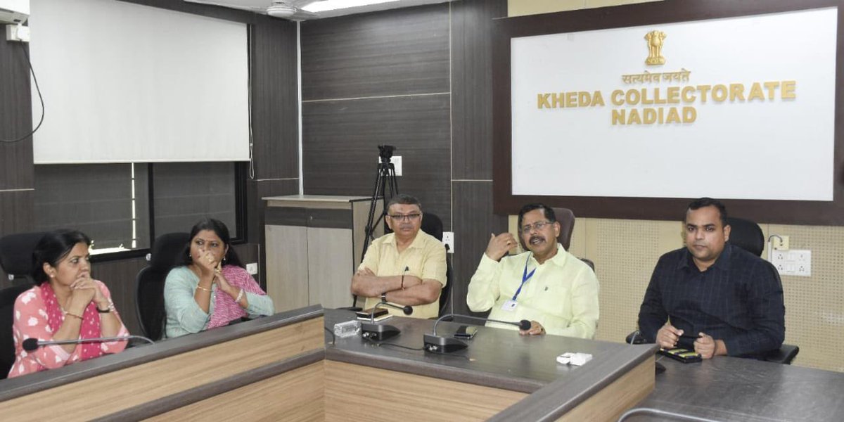 collectorkheda's tweet photo. લોકસભા સામાન્ય ચૂંટણી-૨૦૨૪ અન્વયે આજરોજ જિલ્લા સેવા સદન ખાતે માન.જનરલ ઓબ્ઝર્વરશ્રી તથા હરિફ ઉમેદવારો/પ્રતિનિધિઓશ્રીની ઉપસ્થિતિમાં મતદાન મથક પર ઉપયોગ થનાર EVM/VVPAT નું 2nd રેન્ડમાઇઝેશન કરવામાં આવ્યું. @ECISVEEP @CEOGujarat @SpokespersonECI https://t.co/KFG35pzuGq