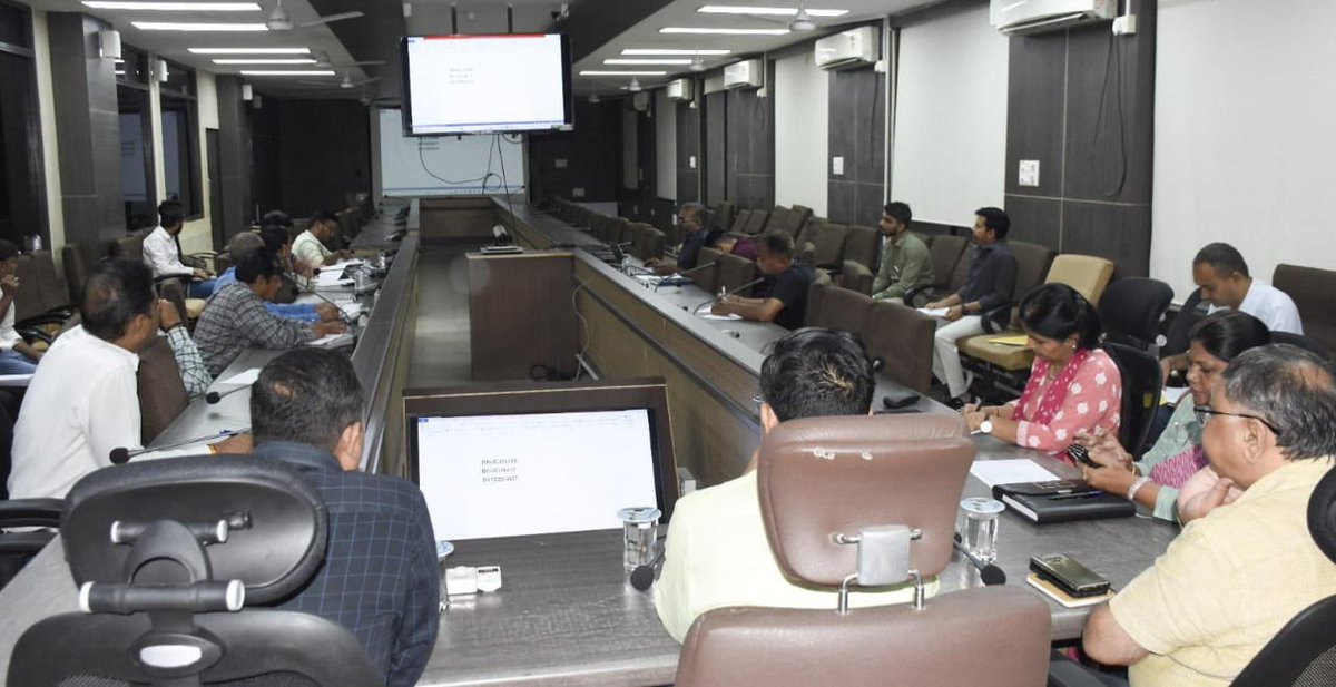 collectorkheda's tweet photo. લોકસભા સામાન્ય ચૂંટણી-૨૦૨૪ અન્વયે આજરોજ જિલ્લા સેવા સદન ખાતે માન.જનરલ ઓબ્ઝર્વરશ્રી તથા હરિફ ઉમેદવારો/પ્રતિનિધિઓશ્રીની ઉપસ્થિતિમાં મતદાન મથક પર ઉપયોગ થનાર EVM/VVPAT નું 2nd રેન્ડમાઇઝેશન કરવામાં આવ્યું. @ECISVEEP @CEOGujarat @SpokespersonECI https://t.co/KFG35pzuGq