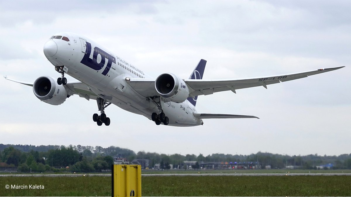 Po tej lepszej stronie w #KrakowAirport 🙂✈️
Odlot #LOT #Dreamliner.a do #Chicago SP-LRB  z <a href="/KrakowAirport/">Kraków Airport</a>
#planespotting #aviation #aviationlovers #photography