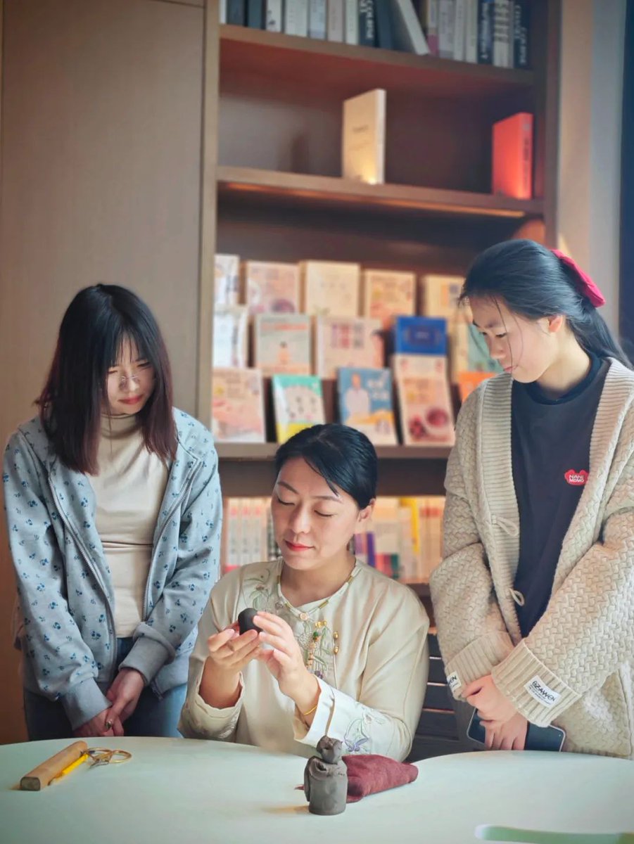 📚😍The Yunlin Reading Spece in #WEDD, #Wuxi has garnered recognition as one of the “Most Beautiful Public Cultural Spaces” for 2024! Featuring a sprawling 1,200 sqm bookstore housing 30,000 volumes, it's not just a reading space but a dynamic hub for #ICH items. #HappyCity