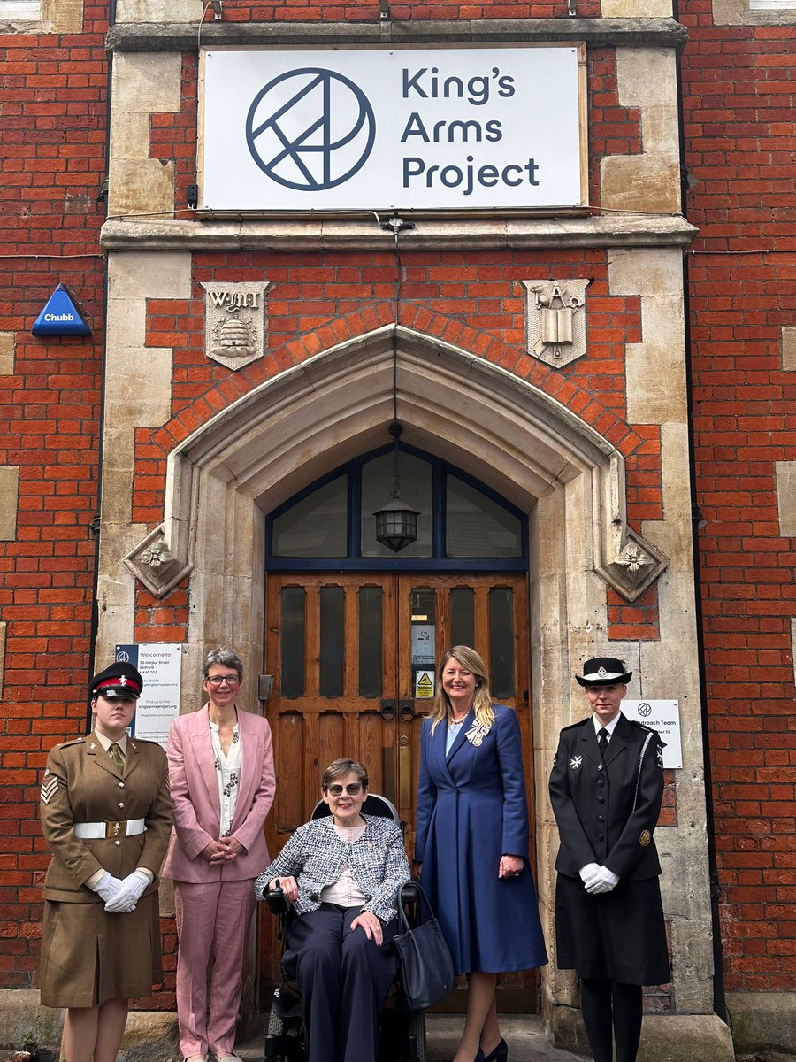 I was delighted and privileged to join the @LLieutenantBeds and Kings Arms Project in Bedford as they welcomed the Duchess of Edinburgh to show her what they do to tackle homelessness, displacement and isolation. Yesterday she saw a language lesson in progress and said hello to..