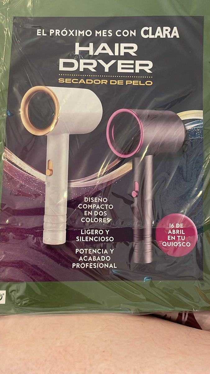Lydia_3003's tweet photo. @revistaclara 
Desde el día 16 tengo cada día al quiosco a mirar si ha llegado la revista con el secador de pelo y nada no ha llegado, ha llegado una con un libro de regalo para caminar emmmm…. Publicidad engañosa? https://t.co/BC0XDB1mYA