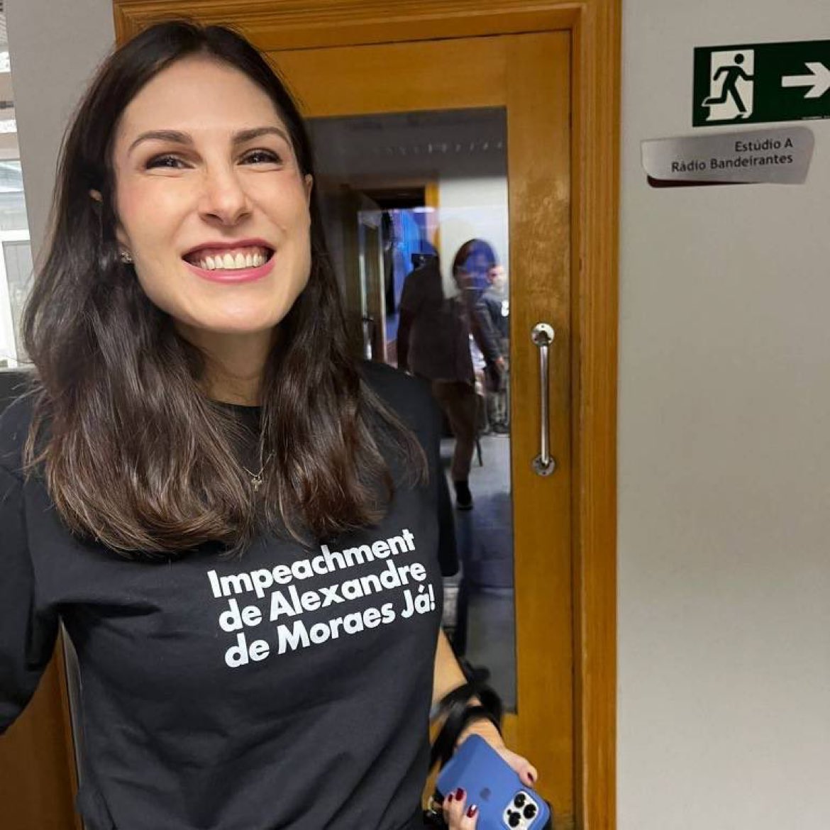 Pré-candidata do partido Novo à Prefeitura de SP, usou uma camiseta que pede impeachment de Alexandre de Moraes. GENTE ESCROTA! GENTE RIDÍCULA! 🤮