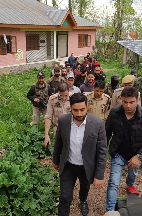 DC Budgam @akshaylabroo, along with SSP #Budgam, visit various polling stations in Beerwah & Khag areas. Take status of Assured Minimum Facilities & other arrangements for ensuing Lok Sabha Elections-2024 @ECISVEEP @ddnewsSrinagar @DC_Budgam