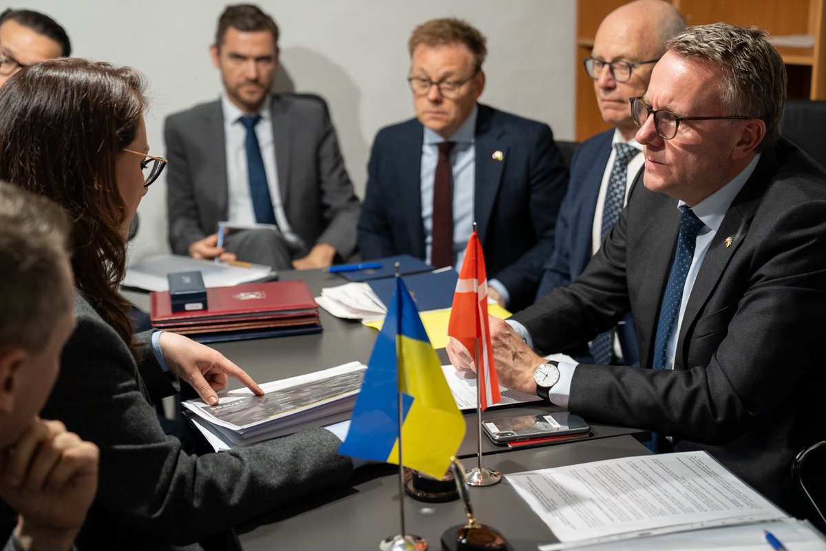 Underskrift i beskyttelsesrum! I Kyiv afbrydes hverdagen af luftalarmer. Ruslands missiler skaber død og ødelæggelse. Det må stoppe! Det skal vi hjælpe med. Jeg og vicepremierminister @Svyrydenko_Y måtte flytte underskriften til beskyttelsesrum. #dkpol 👉 em.dk/aktuelt/nyhede…