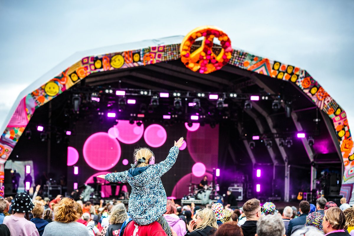 Summer is just around the corner and @CampBestival is gearing up to take over Lulworth Castle, Dorset this July. @richclarke has your chance to win a family ticket on the show after 6pm! 🎶 Listen on @GlobalPlayer, Heart’s official app 📲 globalplayer.com/live/heart/ham…