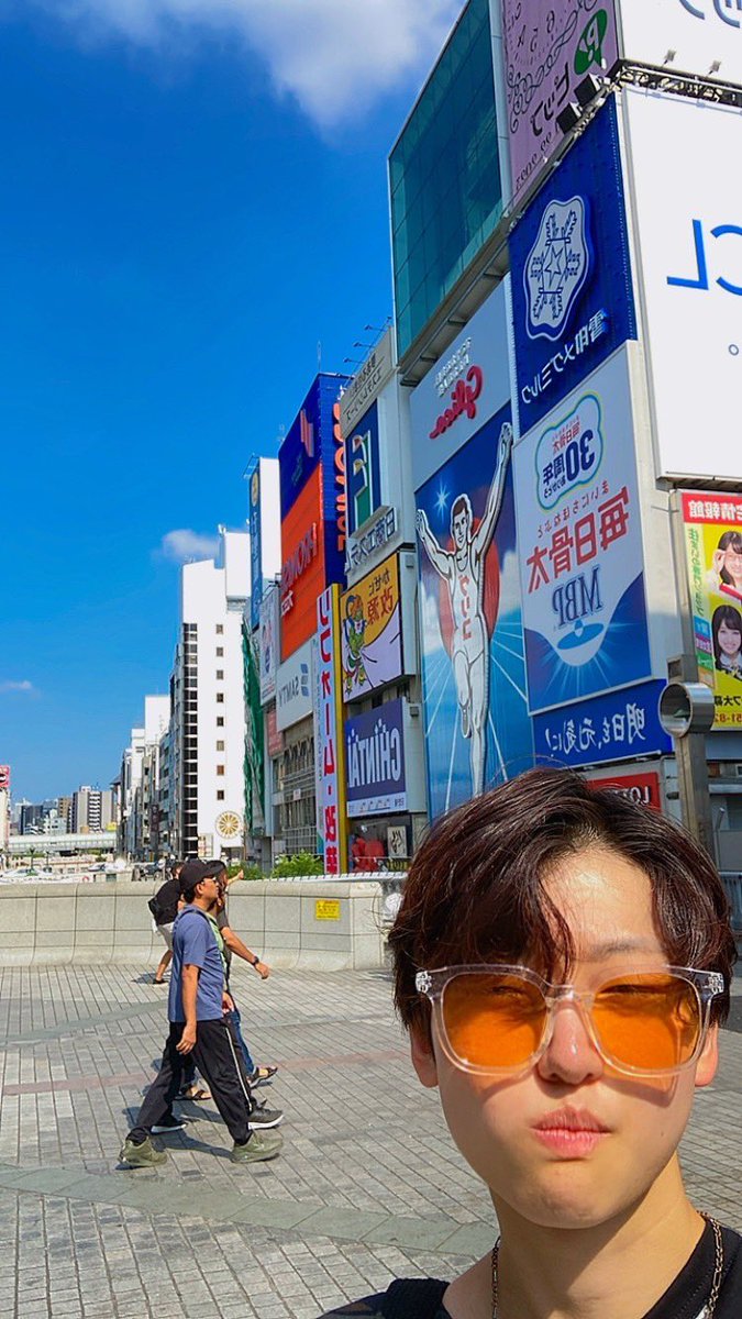 FANTASY_IDOL's tweet photo. 去年大阪いった時にたまたま後ろの通行人が順番守れないビートルズみたいになった写真見て https://t.co/cIr5sBvEka