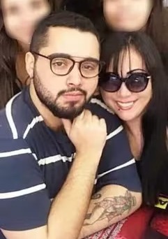 GIOVANNI PAOLO DIVITTO DE 27 AÑOS - HIJO DE LA SENADORA CARTISTA NORMA AQUINO (YAMINAL) Salario: G. 4.550.000 Estado: Funcionario contratado del INE Función: Asistente fotográfico y de medios audiovisuales Año de ingreso: 2023 Horario de trabajo: 07:00 a 15:00 Grado Académico:…