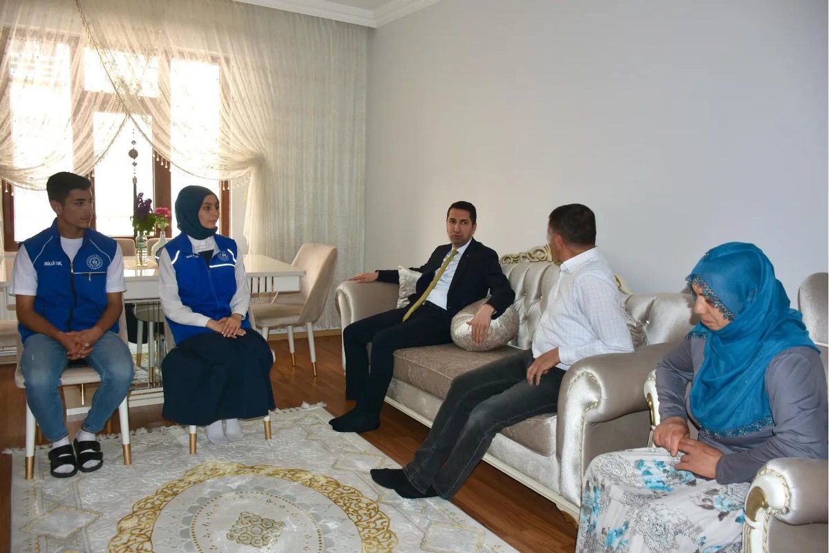 İl Müdürümüz Abdulsamet Eren ve Gönüllü Gençlerimiz ile Buket Özdemir kardeşimizi evinde ziyaret ettik. Tüm hastalarımıza ve Buket kardeşimize de Allah’tan şifalar diliyoruz. @gencliksporbak @OA_BAK