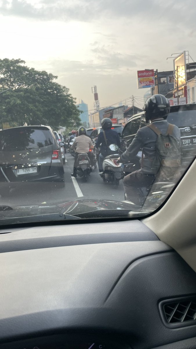 titis_s's tweet photo. @TMCPoldaMetro biang macet puteran balik kecil khusus motor di kemanggisan utama deket pertamina yg dibikin khusus krn byknya motor yg melanggar.  Ehhh malah bikin macetnya ampe panjangggg 😅😅😅 bukan solusi tapi mengalihkan masalah https://t.co/JSh9C7IqYD