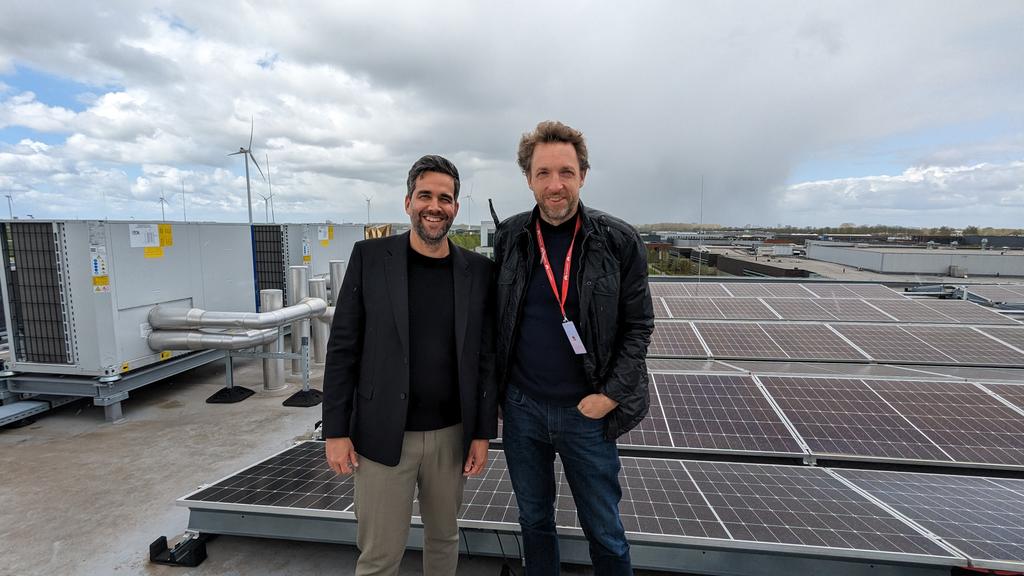 Windy times in 🇳🇱. Thanks for the roof tour, Ernst Kronenburg! The new Kronenburg Techniek head office has it all: - #solar - #energystorage - DC fast & AC chargers The Dutch company sells #RenewableEnergy & #EVcharging solutions to C&I customers & walks the talk! #HuaweiPartner