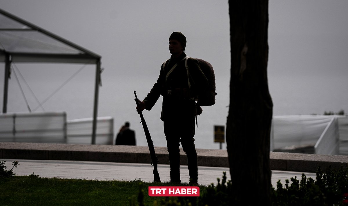 “Dedeciğim ben geldim” Çanakkale Kara Savaşları'nın 109'uncu yılı dolayısıyla Türkiye'nin yanı sıra çok sayıda ülke temsilcilerinin katılımıyla Şehitler Abidesi'nde anma töreni düzenlendi. trthaber.com/foto-galeri/ca…