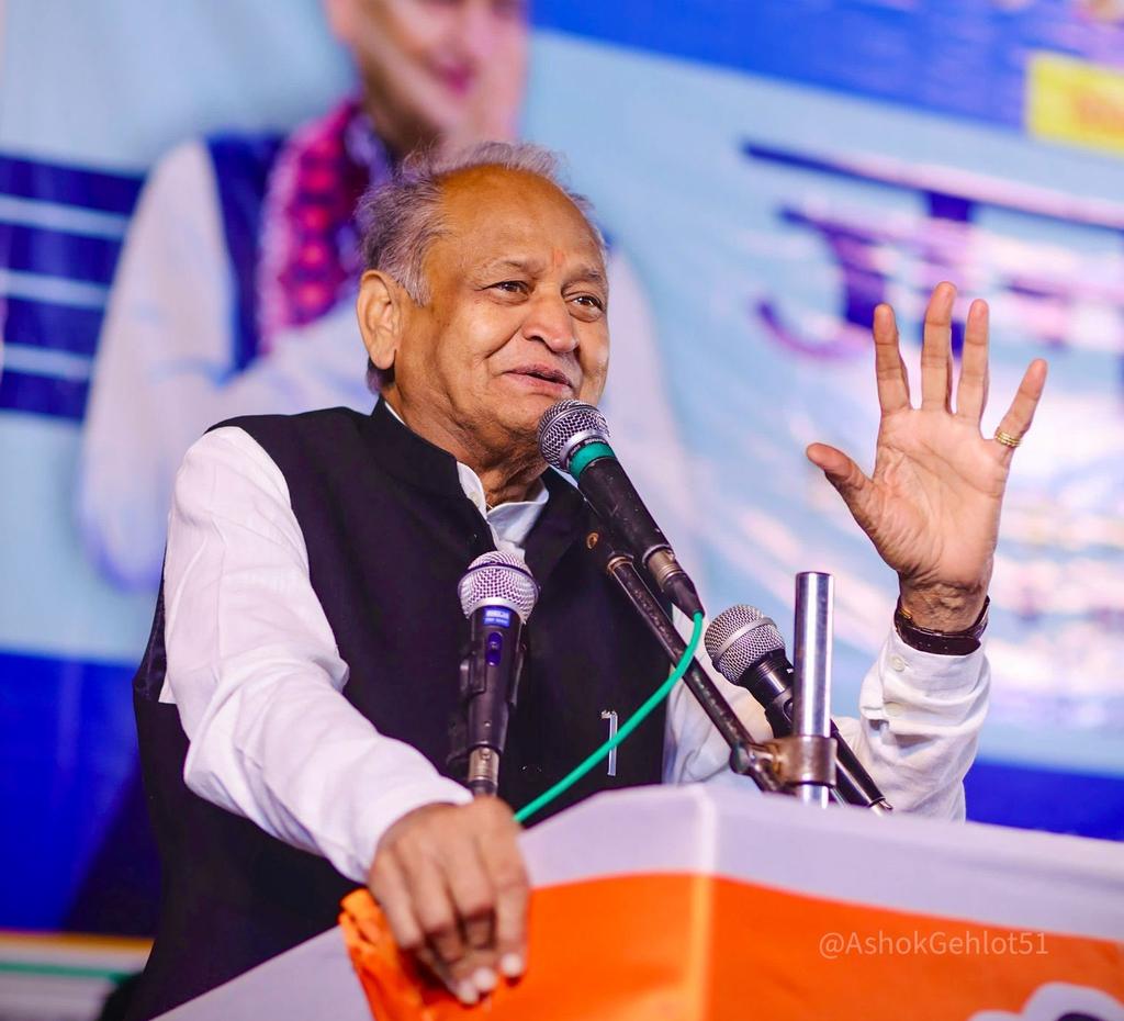 Imdineshpurohit's tweet photo. न मैं गिरा, और न मेरी उम्मीदों के मीनार गिरे
पर लोग मुझे गिराने मे कई बार गिरे…

जननायक, जादूगर, पूर्व मुख्यमंत्री (राजस्थान) श्री @ashokgehlot51 जी को पसंद करने वाले रिट्वीट करें। https://t.co/gIXE7QePDZ