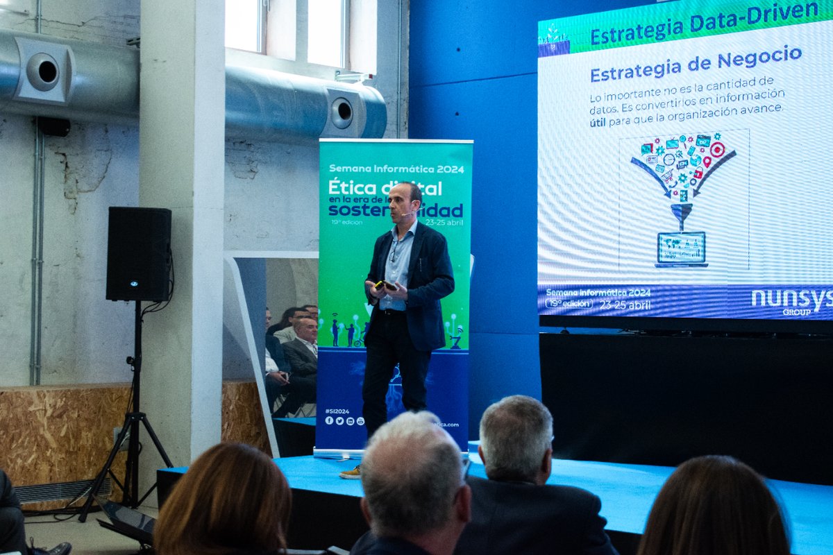 👉 Alberto Herrera, Data Governance Team Leader de @nunsys, en su ponencia: 'Cómo diseñar una estrategia para convertirse en una empresa Data-Driven' de la #SI2024. 🗣️'Lo importante no es la cantidad de datos, es convertirlos en información útil para que la organización avance'.