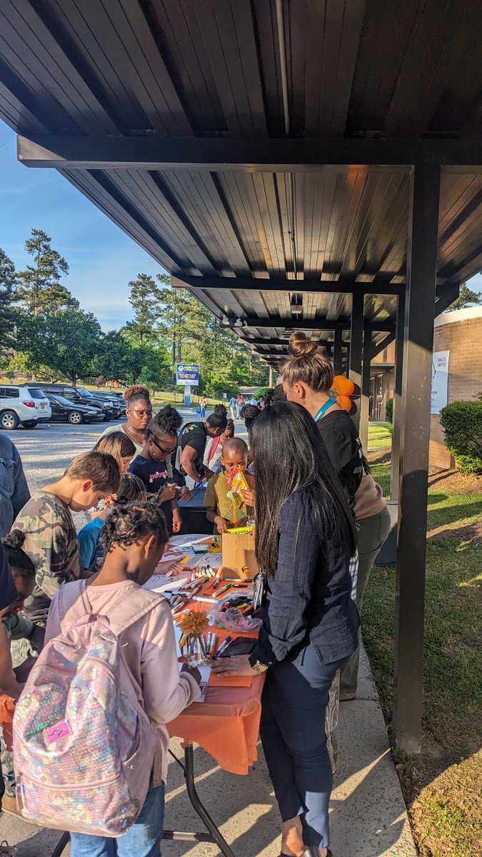 Last night RCRC participated in the parent university at Joseph Keels Elementary School. Their theme; a resource round up! Our staff had a blast dressing up and interacting with these families. Thank you Joseph Keels Elementary School for inviting us. #fun @JosephKeelsCubs