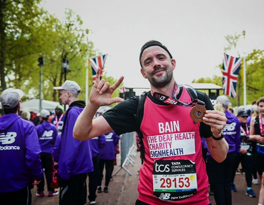 We are so proud of Stephen one of our HLTAs who ran the London marathon for @SignHealth.  He tore a knee muscle tendon at mile 9 but still managed to run the rest of the 17 miles to the finish.  Well done Stephen! #oaklodgebalham