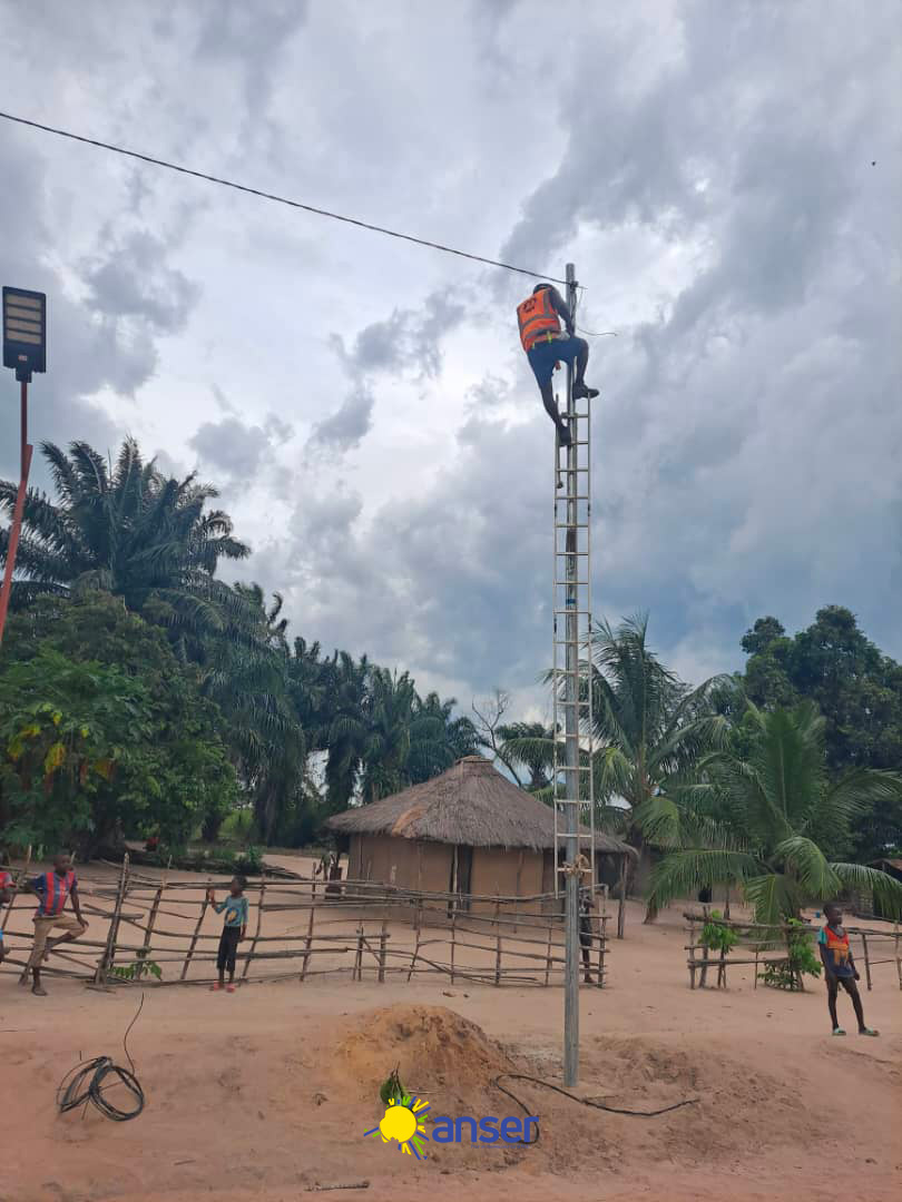 📸 #instantTerrain : Projet d’électrification de Lumumba ville (Wembonyama) 📍au stade de 🚧 tirage de ligne principale sur le site Onalua. Cette phase constitue un préalable à la connexion des ménages 🛖, PME 🧑‍🏭 🧵 🔨 🪚 , écoles 🏫 , hôpitaux 🏥 , institutions…