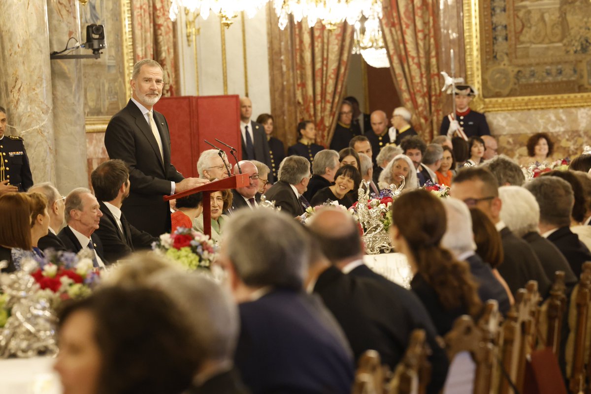CasaReal's tweet photo. Almuerzo ofrecido por los Reyes a una representación del mundo de las letras en honor del escritor español Luis Mateo Díez, a quien ayer entregaron el #PremioCervantes2023

➡️https://t.co/R0F3AA0ulP https://t.co/YTX9VArsXW