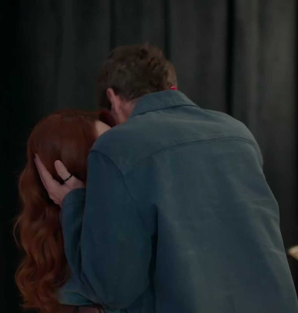 The fact that Bertoş refused to kiss her a real kiss is actually so funny. 🤣🤣🤣🤣 I can't stop laughing on this stupid scene

#AsLaz