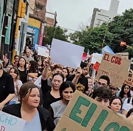 RicBenedetti's tweet photo. ¿Qué pasó con este cartel "El Liberal" de Sgo del Estero? ¿Editaron la foto borrando el texto? de un cartel que se vio ayer en la #MarchaUniversitaria que el original decía: "Zamora paga sueldos docentes de hambre"
#BuenMiercoles 
Link publicación en IG: https://t.co/hntb7nKpFb https://t.co/udrsF7pAU4