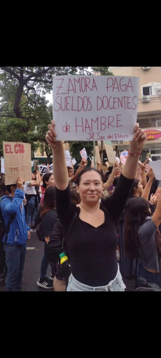 ¿Qué pasó con este cartel 'El Liberal' de Sgo del Estero? ¿Editaron la foto borrando el texto? de un cartel que se vio ayer en la #MarchaUniversitaria que el original decía: 'Zamora paga sueldos docentes de hambre' #BuenMiercoles Link publicación en IG: instagram.com/p/C6G2x6sOl92/…