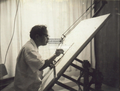 infoknob's tweet photo. Nieuwe aflevering KNOB Collegetour! 10 mei, 16.00 uur 👉We are thrilled to announce that Setiadi Sopandi, director of the Museum Arsitektur Indonesia, will introduce us to the life and work of the post-war Indonesian architect Friedrich Silaban (1912-1984) https://t.co/txeIion0mT https://t.co/9W7VfZuXrK