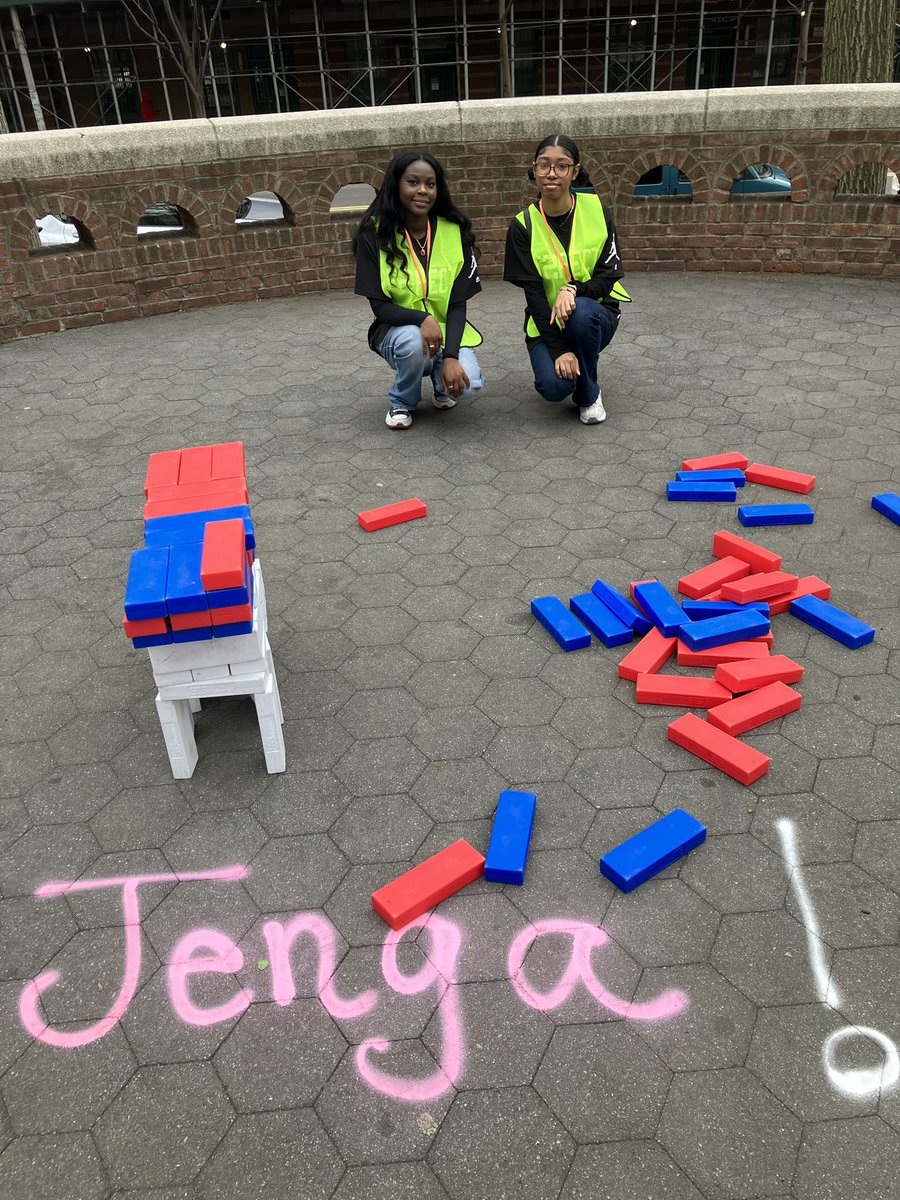 NY #JetersLeaders recently #volunteered for @NYCParks' 3rd Annual Jackie Robinson Day Festival, which commemorated the legacy of the famed baseball player. Leaders helped run various stations, including jumbo games, arts & crafts, & more! #Turn2 #NationalVolunteerWeek