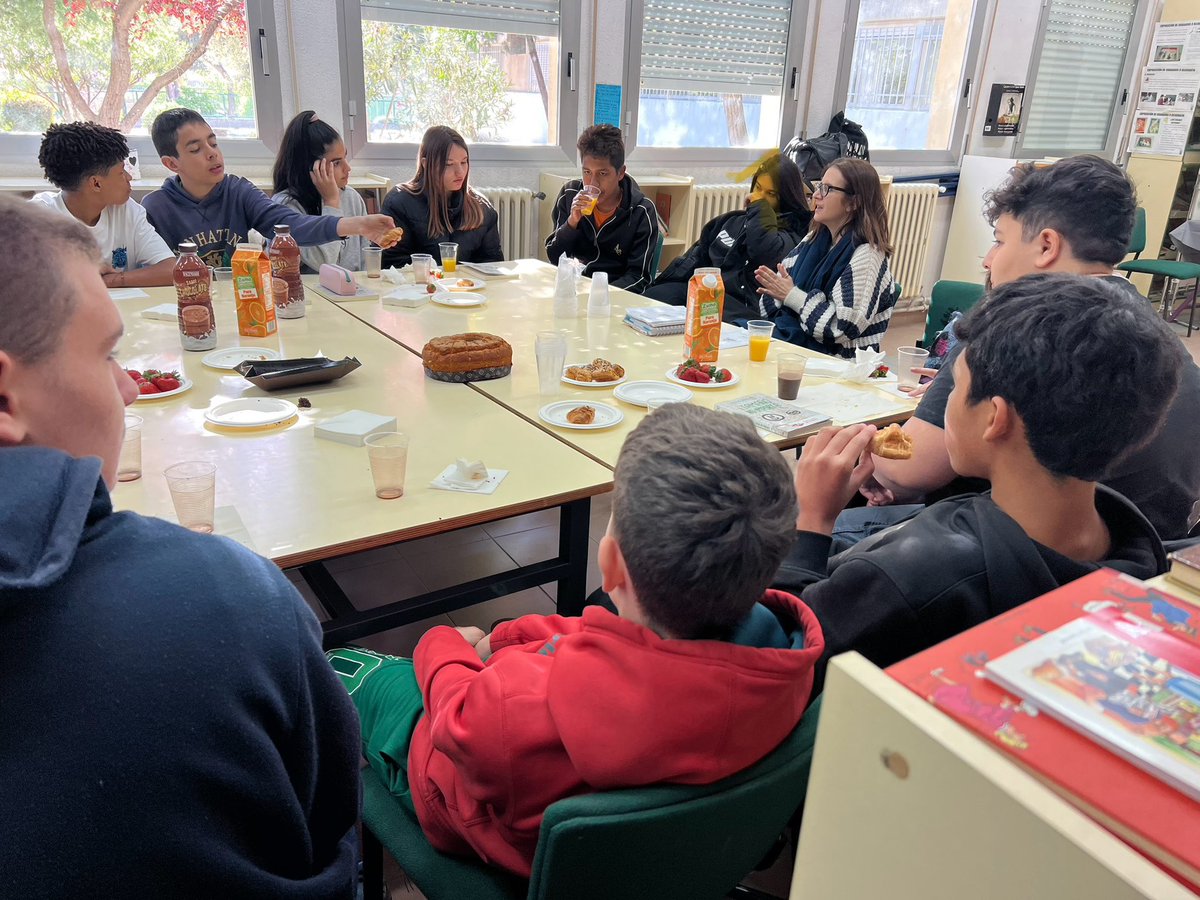 El #desayunoliterario de hoy ha unido a #literaturauniveral y #1pai para compartir inquietudes con la dramaturga <a href="/gomezsouto1/">Esmeralda❤️💛💜</a> Qué interesante hablar del proceso de escritura de “Solo una tarde” y conocer algo más de sus inquietudes sociales como escritora. ✍️ 👏👏👏 <a href="/InnovaEducAr/">InnovaEducAr</a>