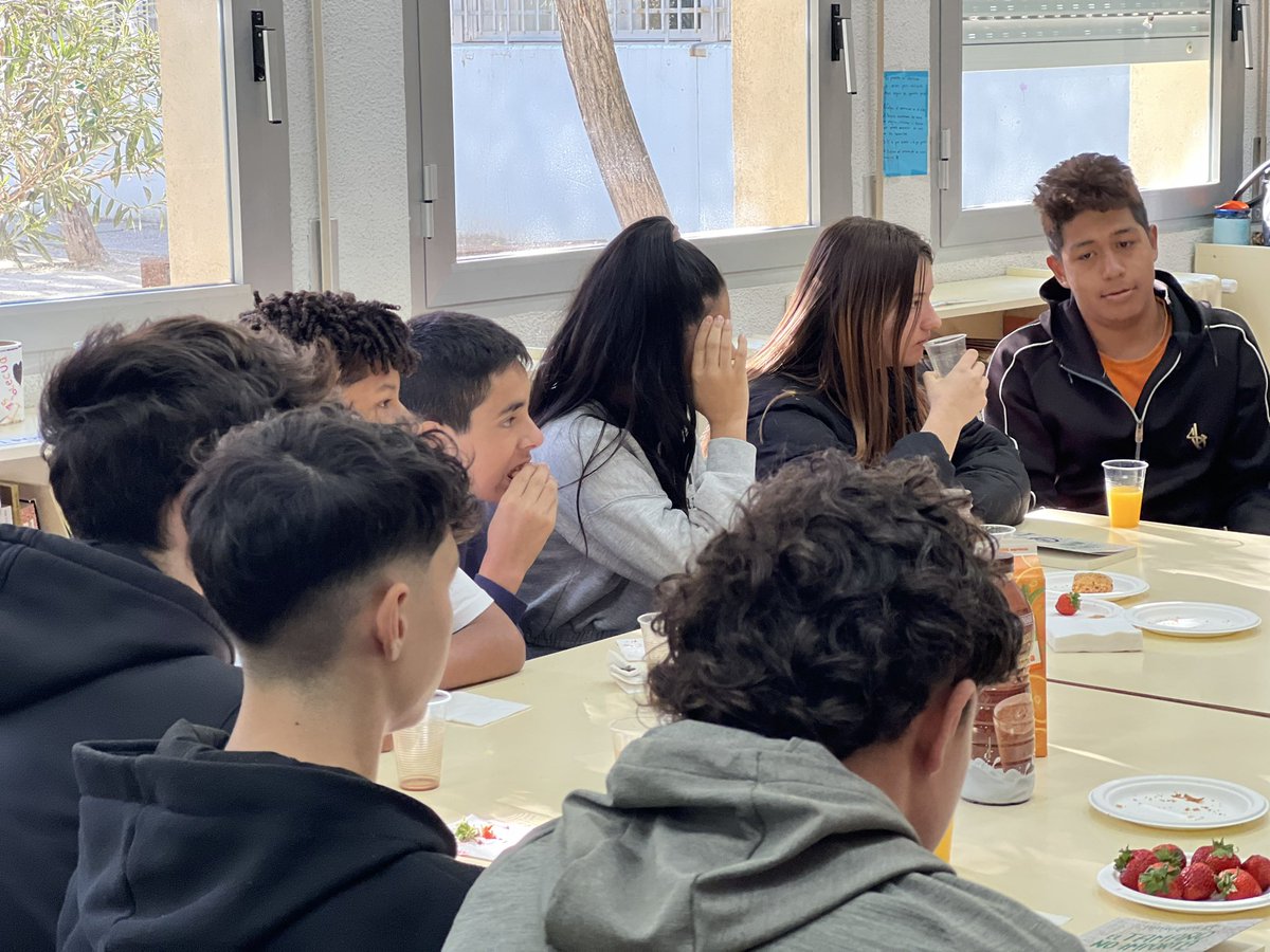 MadeinBleCua's tweet photo. El #desayunoliterario de hoy ha unido a #literaturauniveral y #1pai para compartir inquietudes con la dramaturga @gomezsouto1 Qué interesante hablar del proceso de escritura de “Solo una tarde” y conocer algo más de sus inquietudes sociales como escritora. ✍️ 👏👏👏 @InnovaEducAr https://t.co/oFm4MDveVU