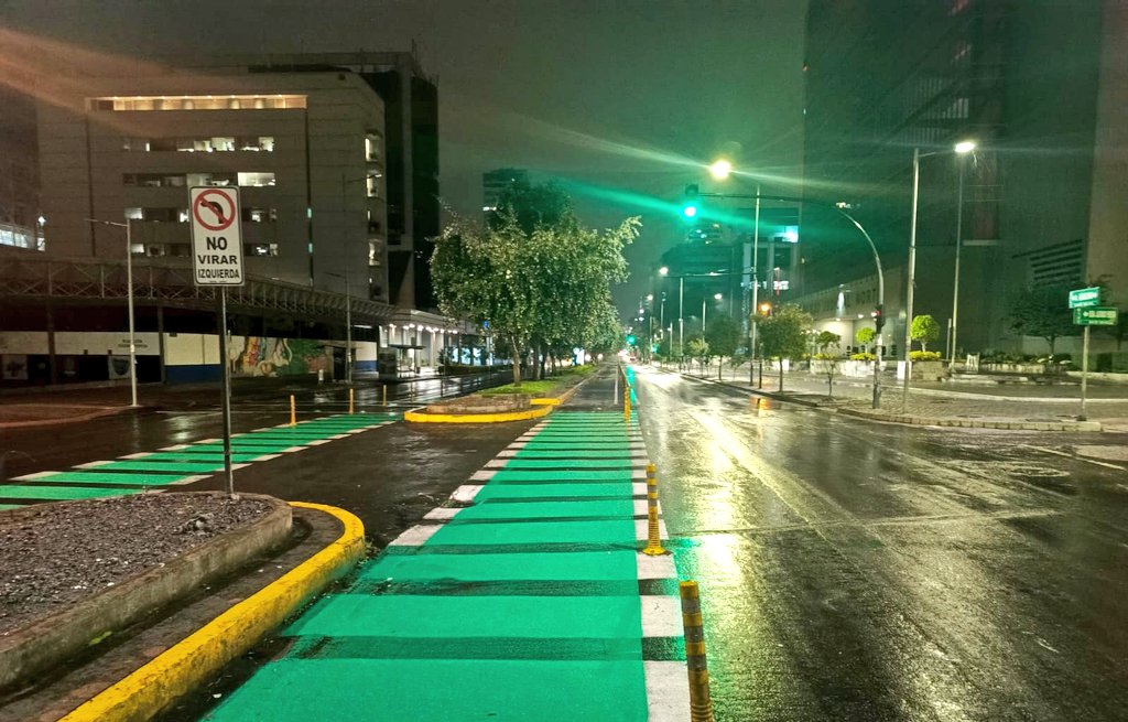 ObrasQuito's tweet photo. 🌉#SeñalizaciónVial | Durante la noche trabajamos en el mantenimiento de la señalización de ciclovía en varios tramos de la #AvAmazonas como:

🚴🏻Río Cofanes
🚴🏻Río Coca
🚴🏻Desde Gaspar de Villarroel hasta Unión Nacional de Periodistas
🚴🏻Atahualpa, entre otros.

#QuitoRenace https://t.co/afF1rklxB9