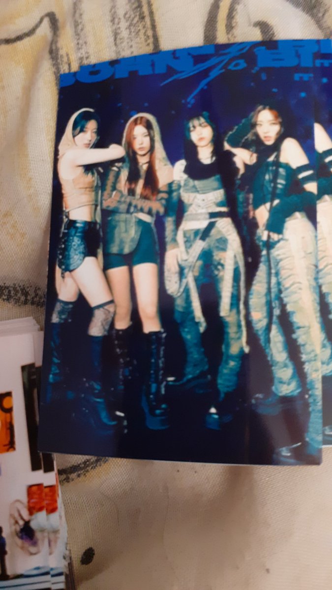 J'ai imprimé des photos d'itzy pour le concert!
Je vous communiquerais la place ou je suis pour vous en donner!

(Lia ->20/Ryujin->15/Yuna-> 15/Yeji -> 15/ Chaer-> 15.
3 born to be différents 7 chacune
Ot5 -> 15 chacune.)